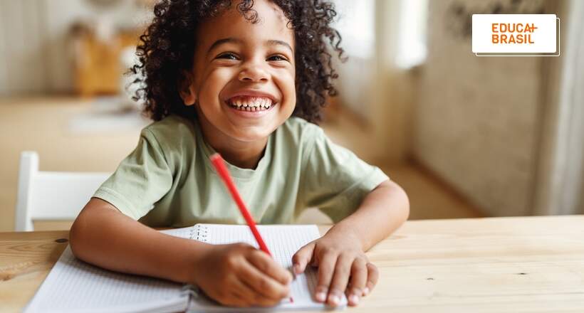 Escrita infantil: meu filho comete muitos erros de ortografia, devo corrigir?