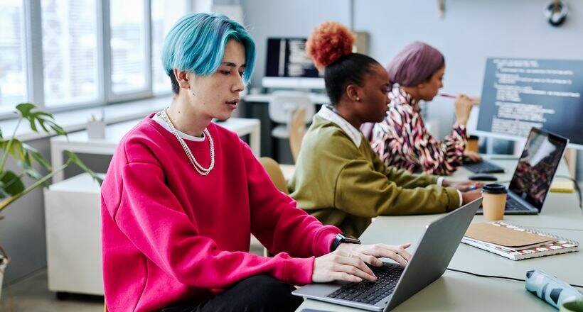 Jovens da Geração Z recorrem aos pais no início da carreira