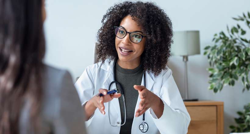 Mulheres já são maioria entre médicos no Brasil, aponta estudo