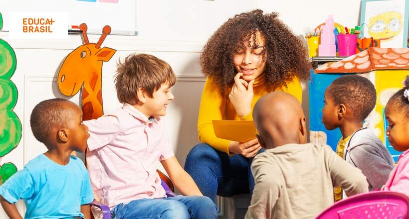 O que é "educação sistêmica" no contexto da pedagogia?