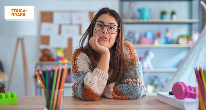 Professores brasileiros trabalham mais e ganham menos que a média da OCDE
