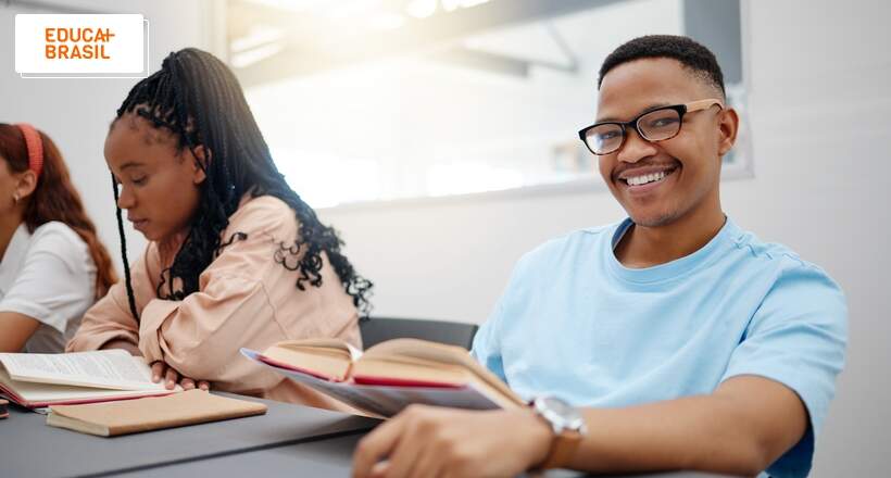 Programa Black STEM oferece bolsas para estudantes negros no exterior