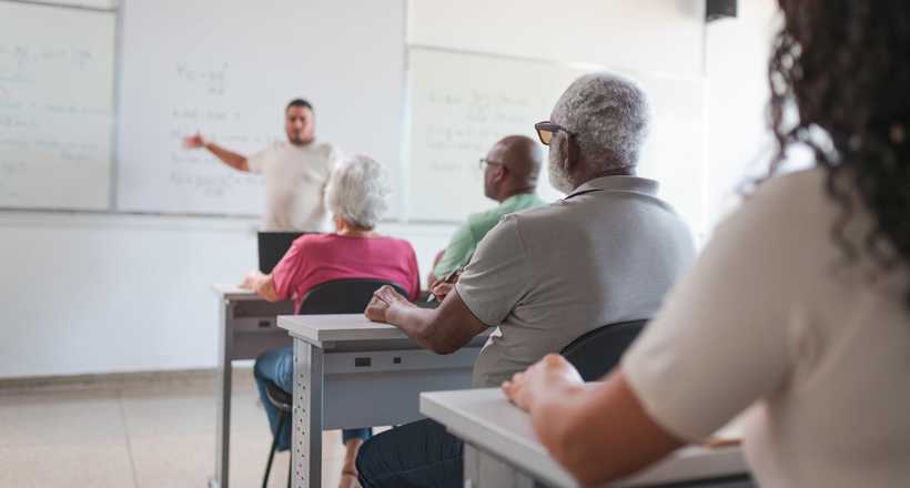 Queda do analfabetismo entre idosos negros avança em 11 anos