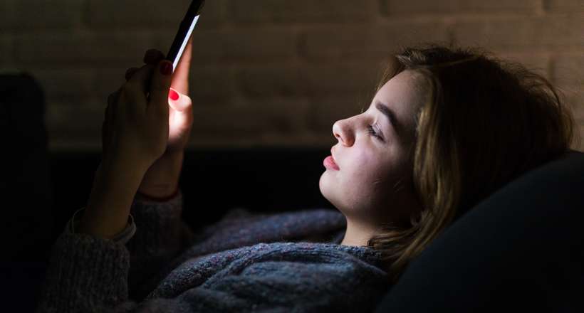 Uso do celular à noite afeta sono e desempenho escolar