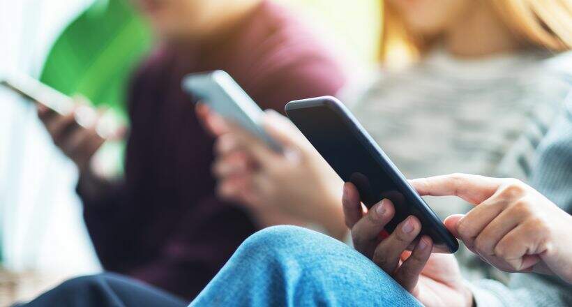 Uso intenso de celular impacta notas e solidão de adolescentes